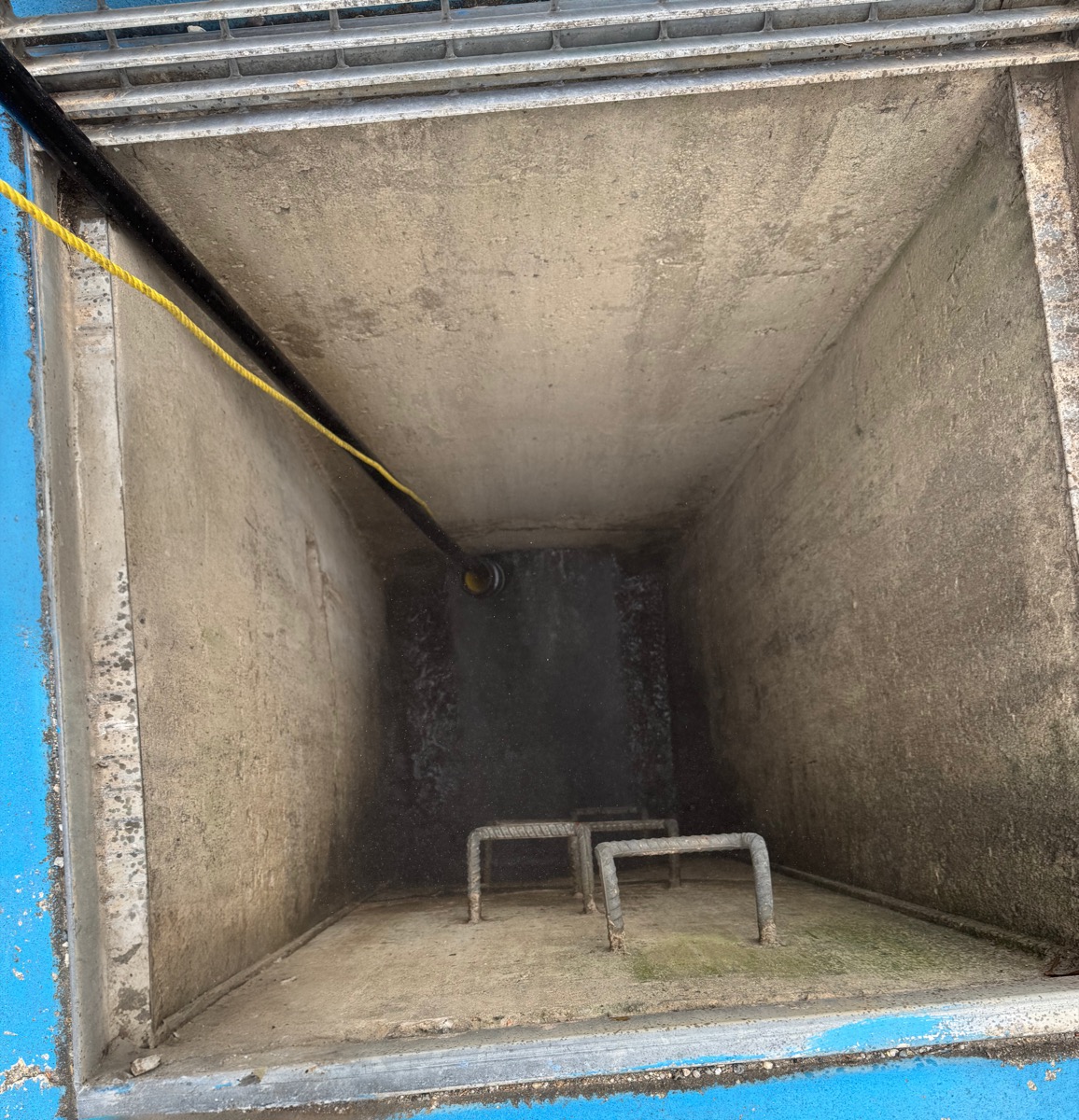 Jet blasting drain cleaning equipment