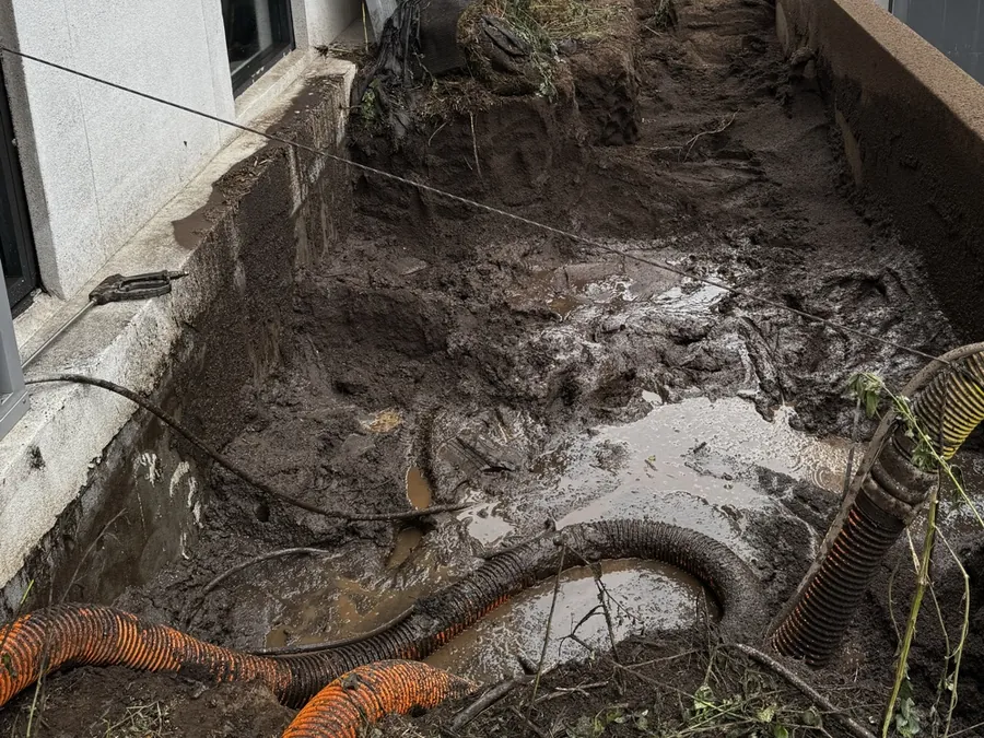 Building-side excavation with suction hoses