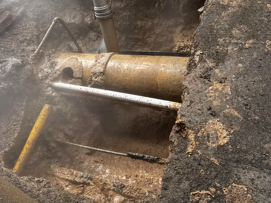 Exposed pipe with a suction lance